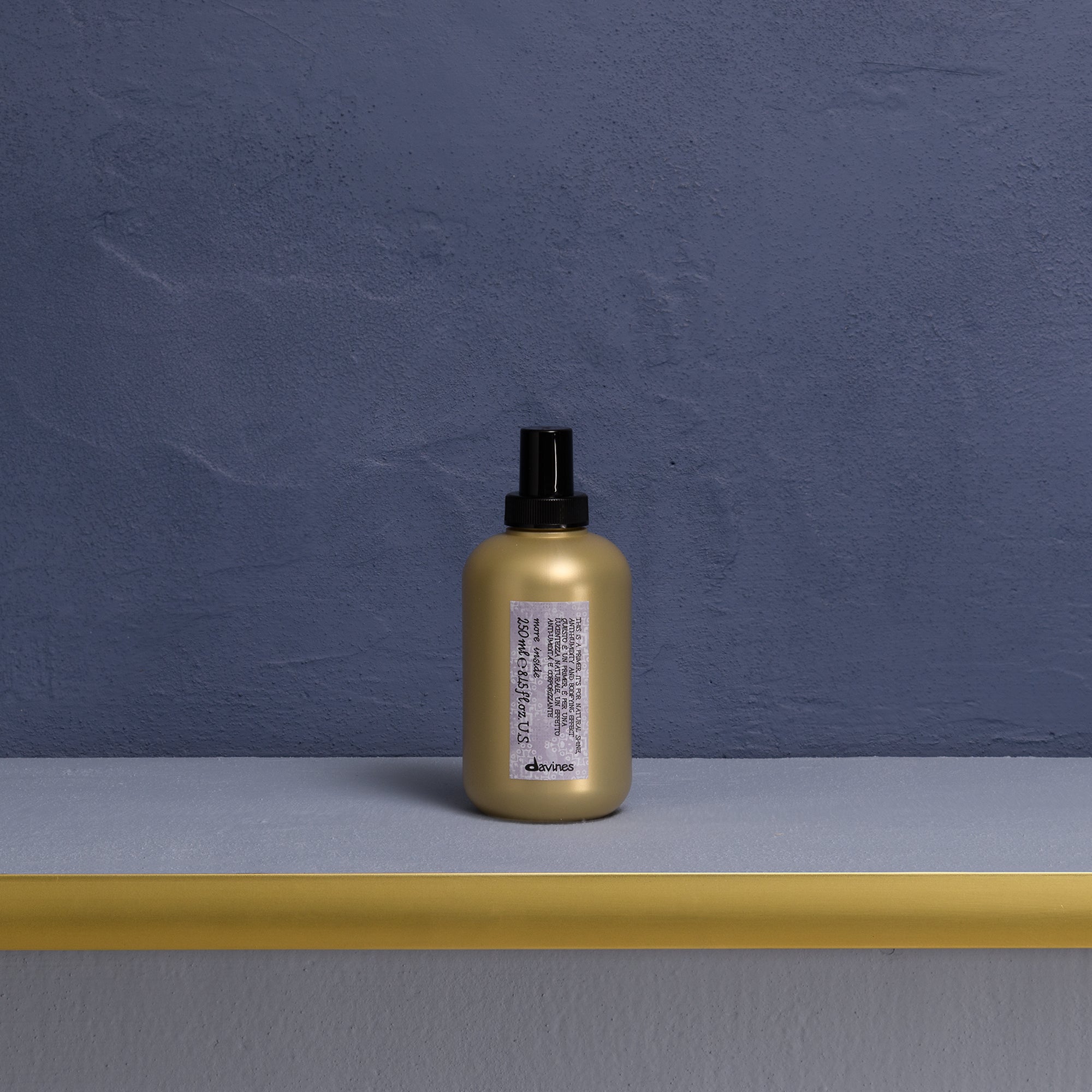 
Davines International This is a Primer - Anti-humidity bodifying tonic to support the fold in a natural way